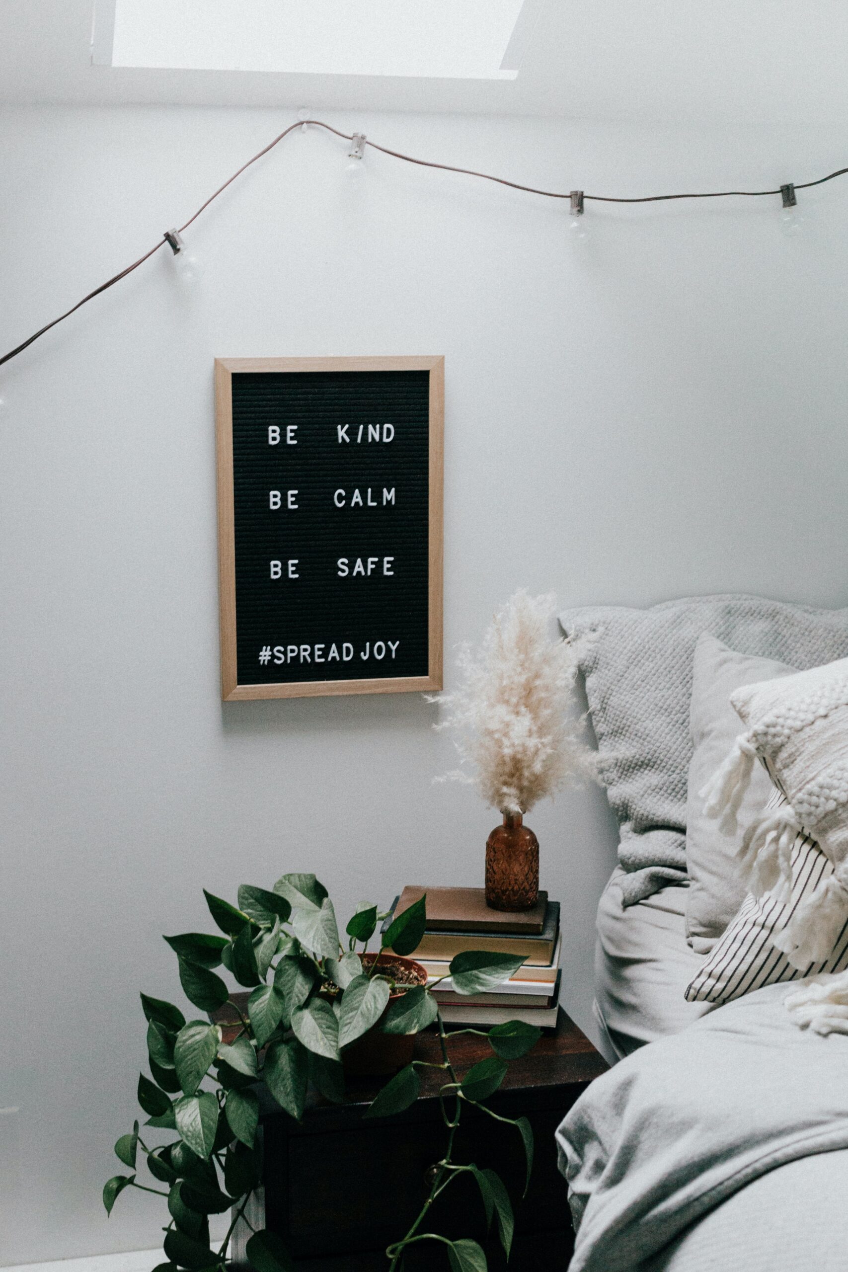 Discover the benefits of a minimalist lifestyle! Learn how to declutter, simplify, and practice conscious consumerism for a more fulfilling and meaningful life. Start your journey now - photo by Priscilla du preez from Unsplash